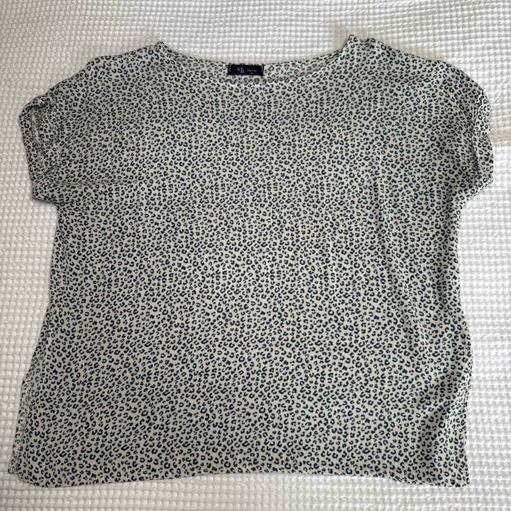 KLd Womens Short Sleeve Shirt Top Relaxed Medium Oatmeal Navy Animal Print EUC